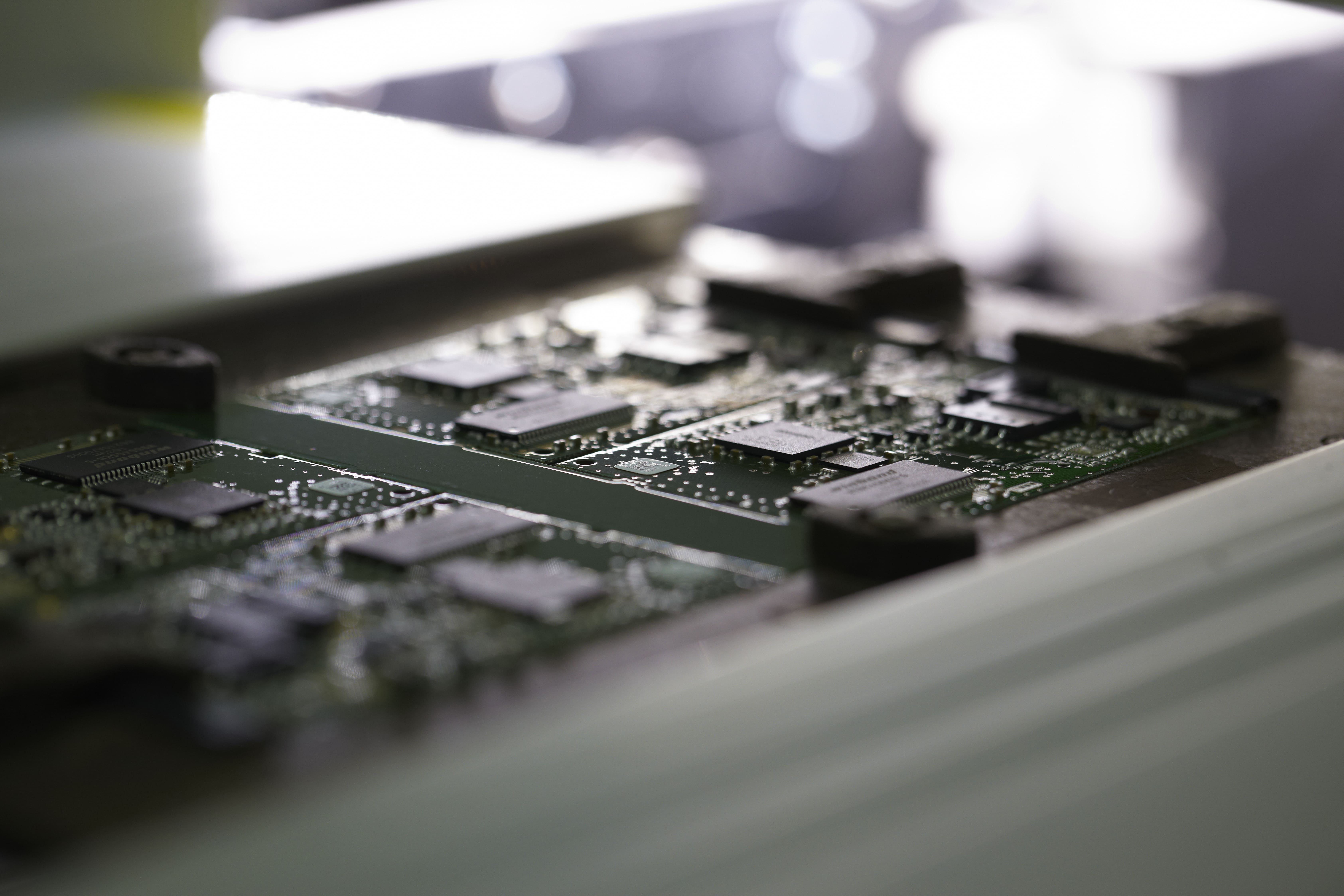 Distinguish Between Double-sided MCPCB and Double-layer MCPCB缩略图